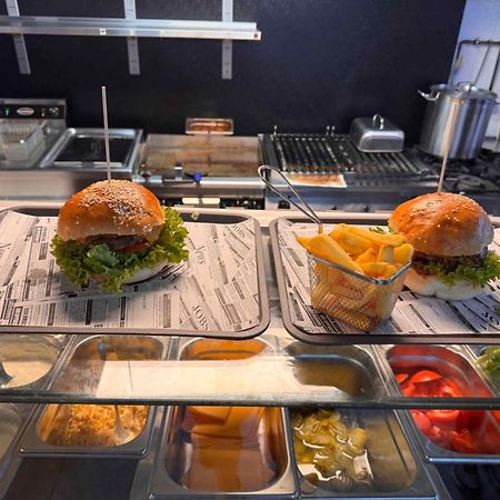 Hotel Zur Alten Stadtkellerei 라이프치히 외부 사진 A burger being prepared at a restaurant