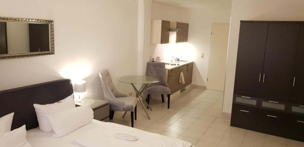 Hotel Zur Alten Stadtkellerei 라이프치히 외부 사진 A studio apartment in London