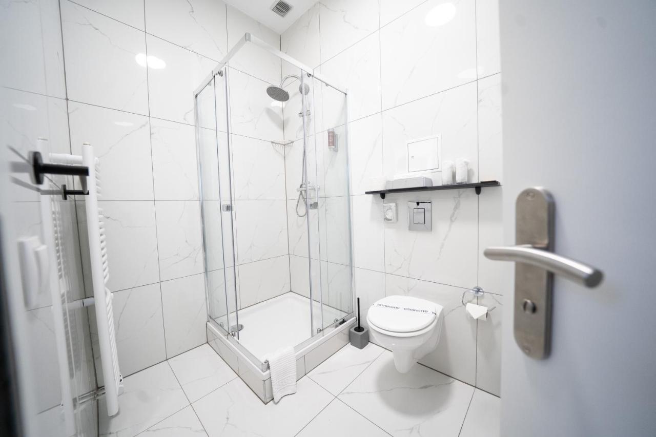 Hotel Zur Alten Stadtkellerei 라이프치히 외부 사진 A shower cubicle