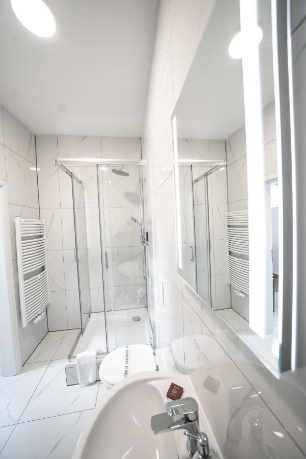 Hotel Zur Alten Stadtkellerei 라이프치히 외부 사진 A shower enclosure