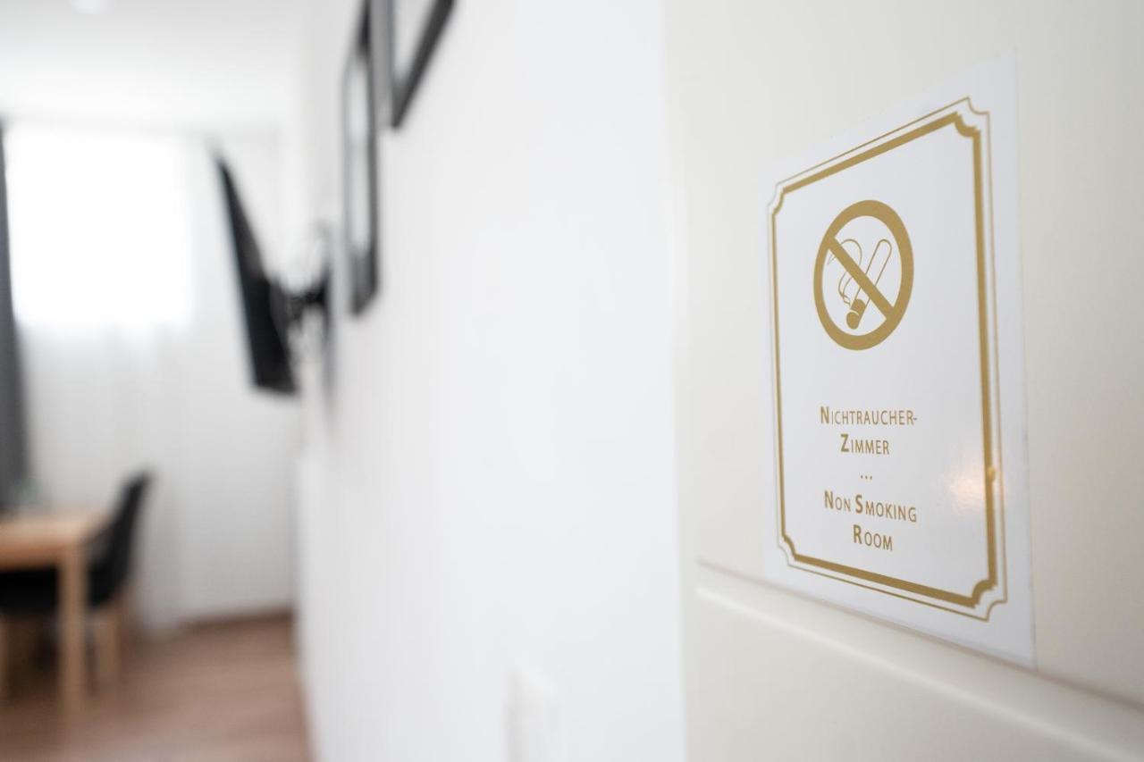 Hotel Zur Alten Stadtkellerei 라이프치히 외부 사진 A sign in a hotel room in Japan