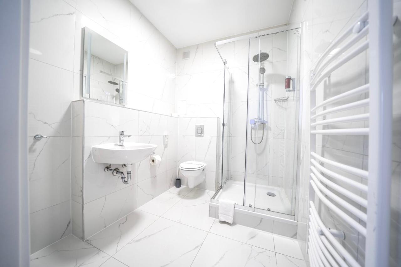 Hotel Zur Alten Stadtkellerei 라이프치히 외부 사진 A shower room