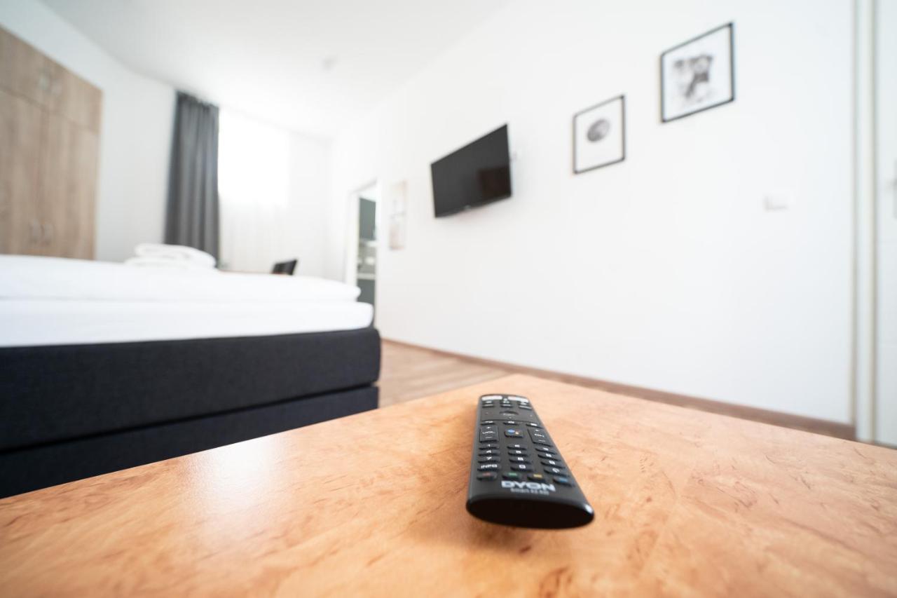 Hotel Zur Alten Stadtkellerei 라이프치히 외부 사진 A television remote control