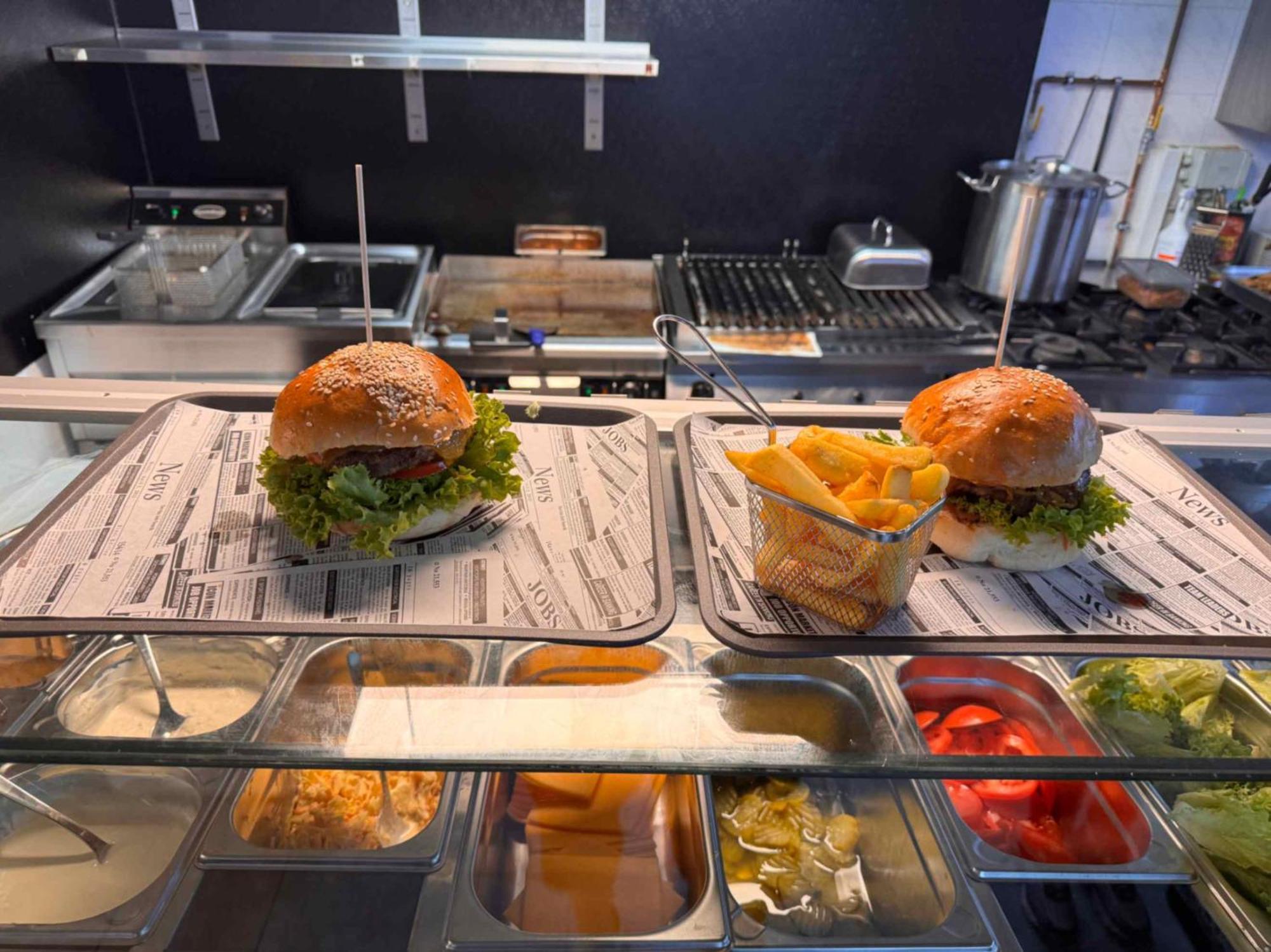 Hotel Zur Alten Stadtkellerei 라이프치히 외부 사진 A burger being prepared at a restaurant